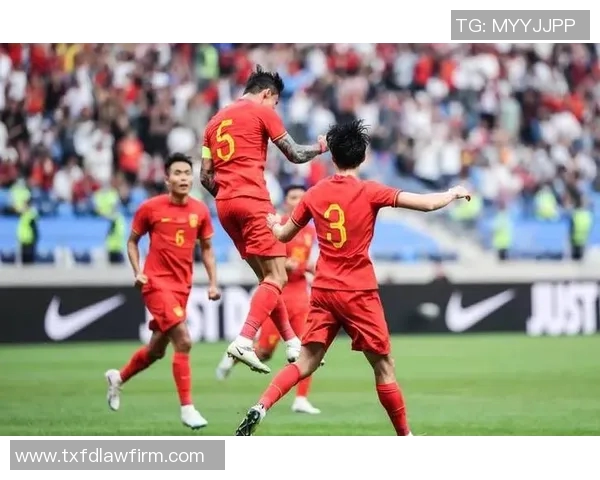 红色战袍下的足球明星们展现激情与风采的精彩瞬间